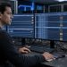 Administrateur informatique analysant des journaux de serveur sur plusieurs écrans dans une salle de cybersécurité sobre, éclairée par des lueurs bleues et des alertes discrètes.