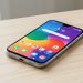 Smartphone 5G moderne posé sur une table claire, avec un écran AMOLED affichant une interface colorée abstraite.